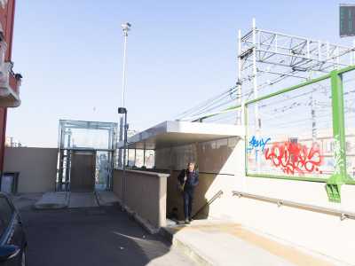 Peccato che questo palazzo si affacci sul muro di cinta dei binari, sormontato da vetri che i writers hanno �colorato� con scritte e graffiti. Qui si trova anche l�accesso al sottopassaggio, affiancato da un�ascensore